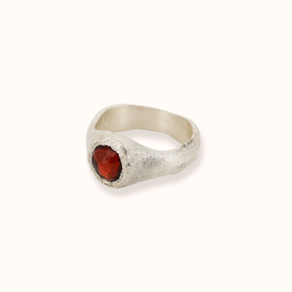 Anello con granato rosso - Grete Schieder - art and jewelry