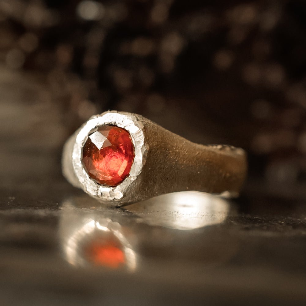 Anello con granato rosso - Grete Schieder - art and jewelry