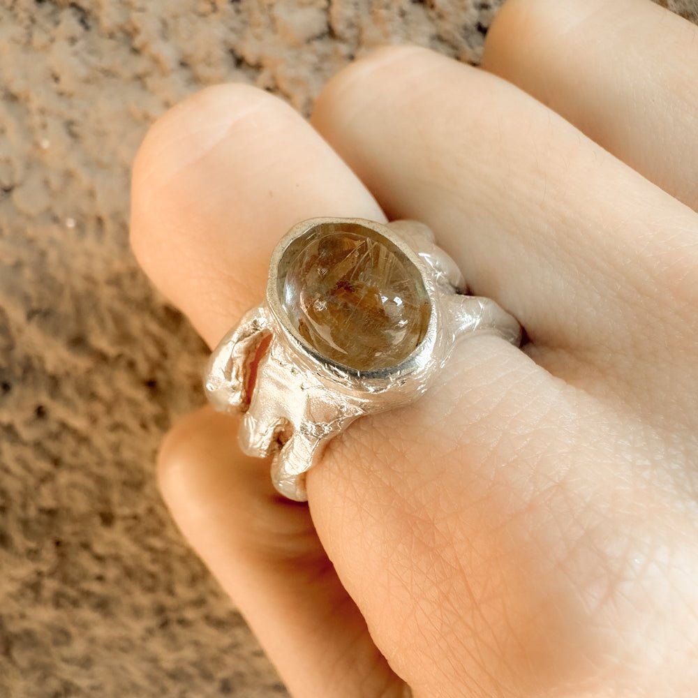 Anello con grande quarzo rutilato - Grete Schieder - art and jewelry