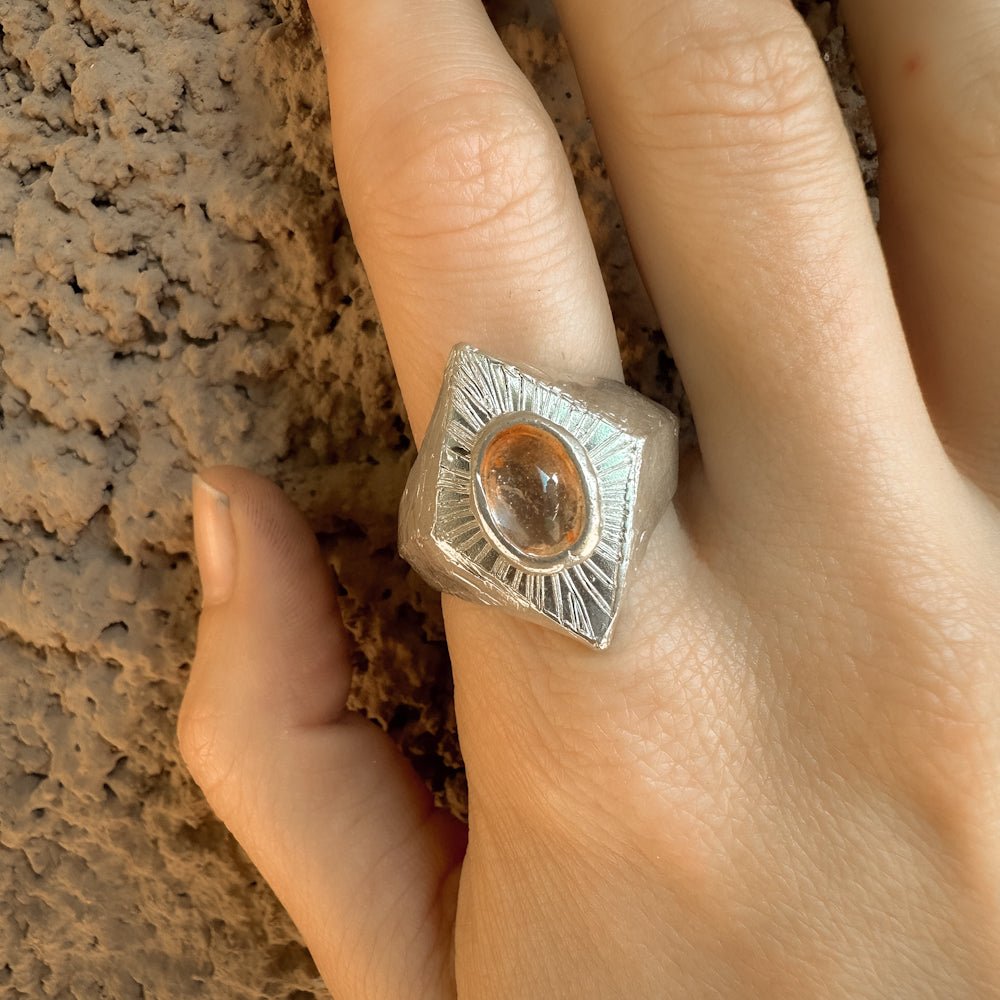 Anello con pietra del sole - Grete Schieder - art and jewelry