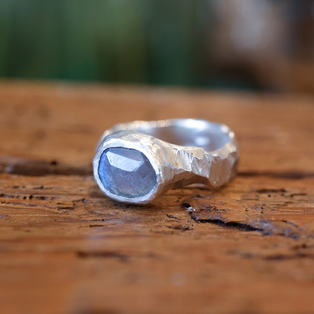 Anello con Labradorite taglio rose cut - Grete Schieder - art and jewelry