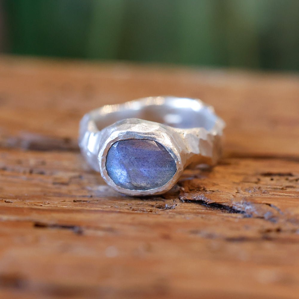 Anello con Labradorite taglio rose cut - Grete Schieder - art and jewelry