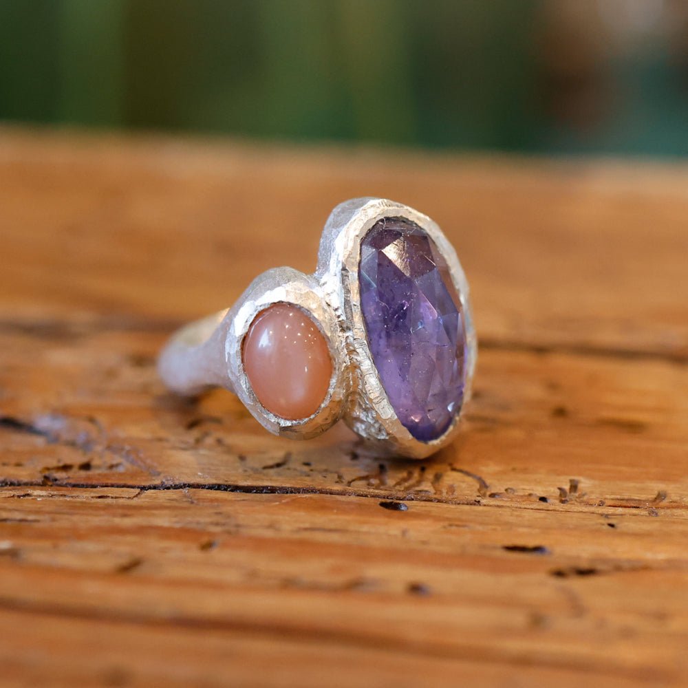 Anello con tanzanite e moonstone pesca - Grete Schieder - art and jewelry
