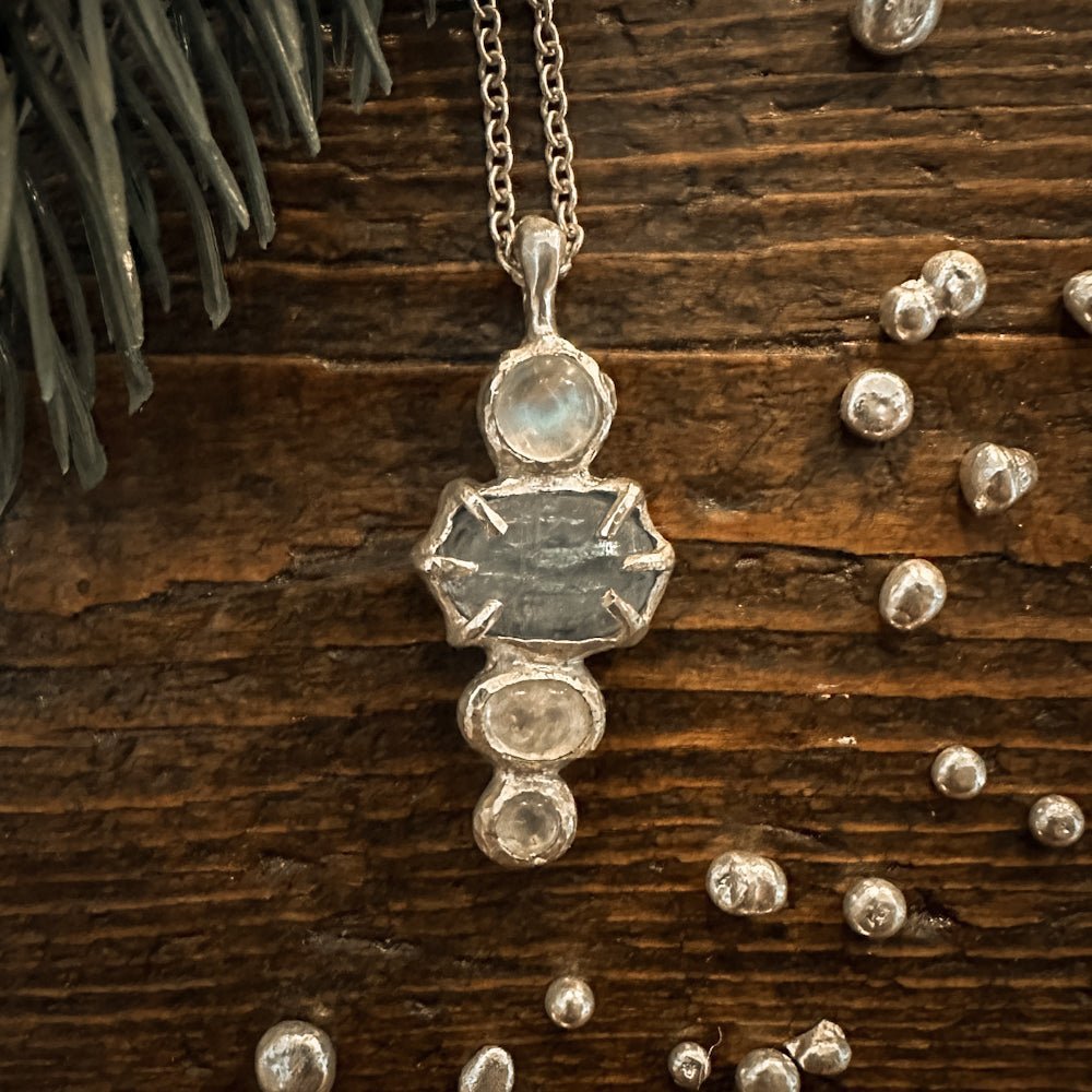 Collana equilibrio con cianite e labradoriti bianche - Grete Schieder - art and jewelry