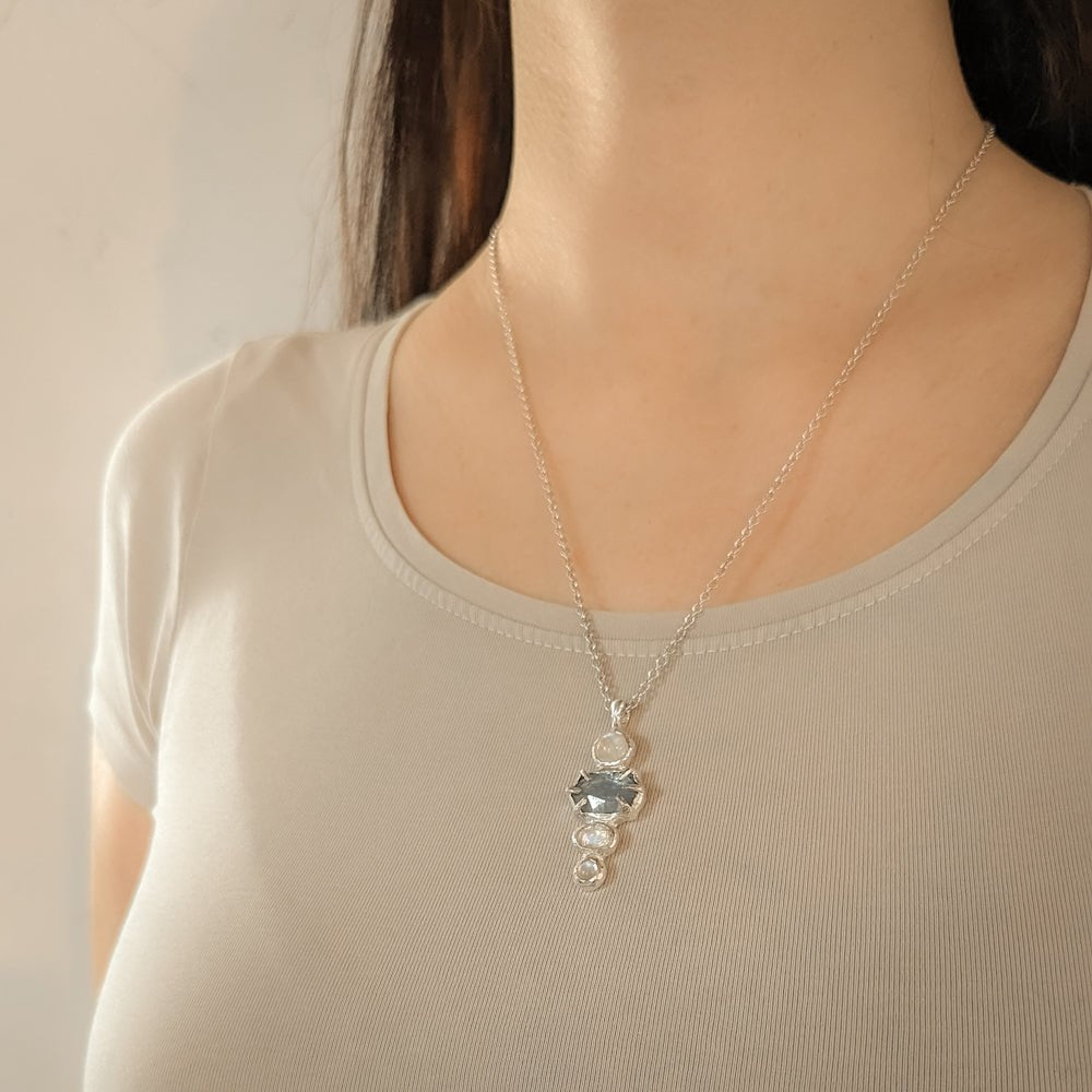 Collana equilibrio con cianite e labradoriti bianche - Grete Schieder - art and jewelry