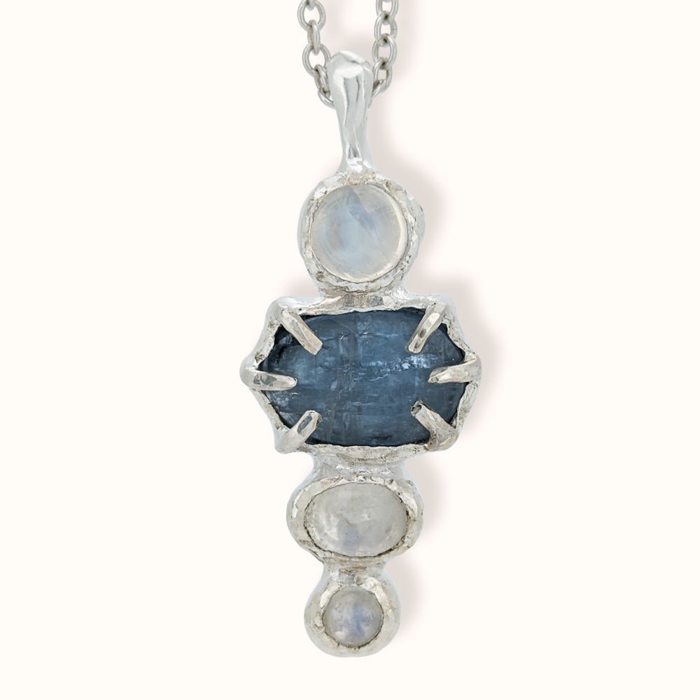 Collana equilibrio con cianite e labradoriti bianche - Grete Schieder - art and jewelry