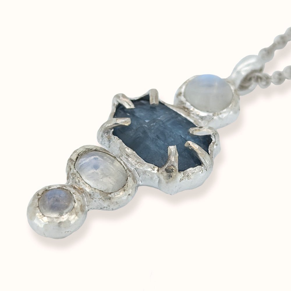 Collana equilibrio con cianite e labradoriti bianche - Grete Schieder - art and jewelry