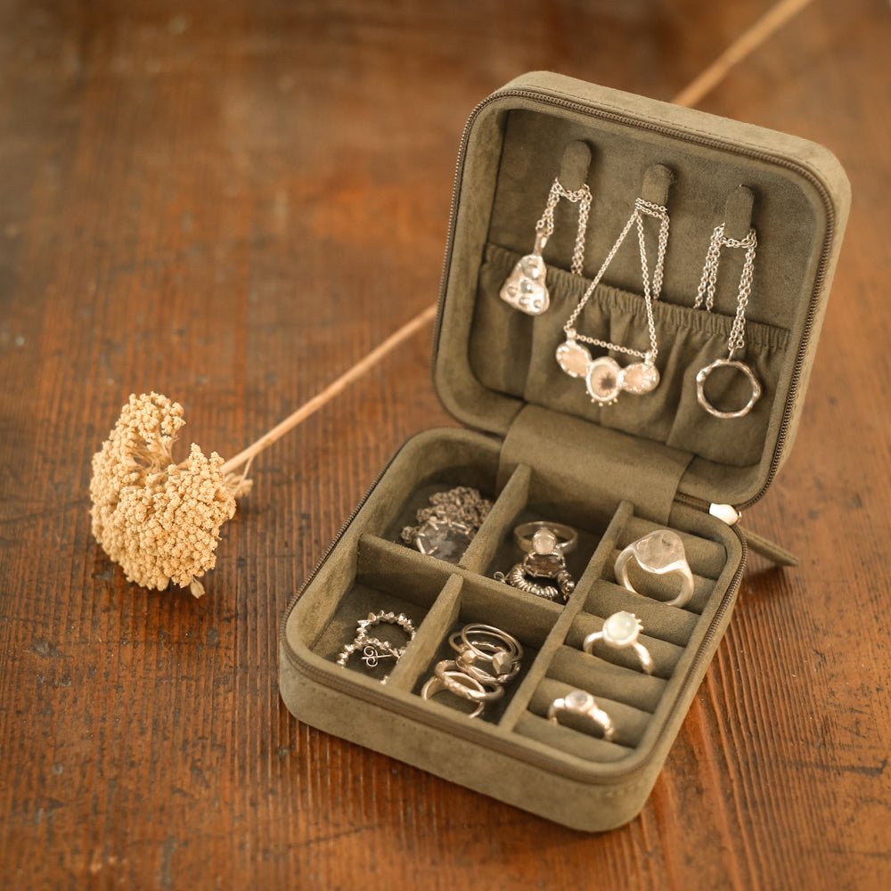 Portagioie verde oliva - Grete Schieder - art and jewelry