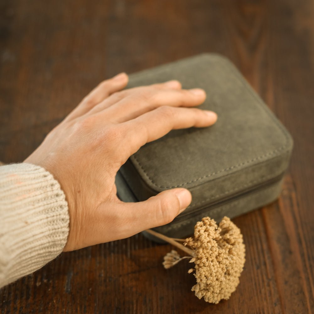 Portagioie verde oliva - Grete Schieder - art and jewelry